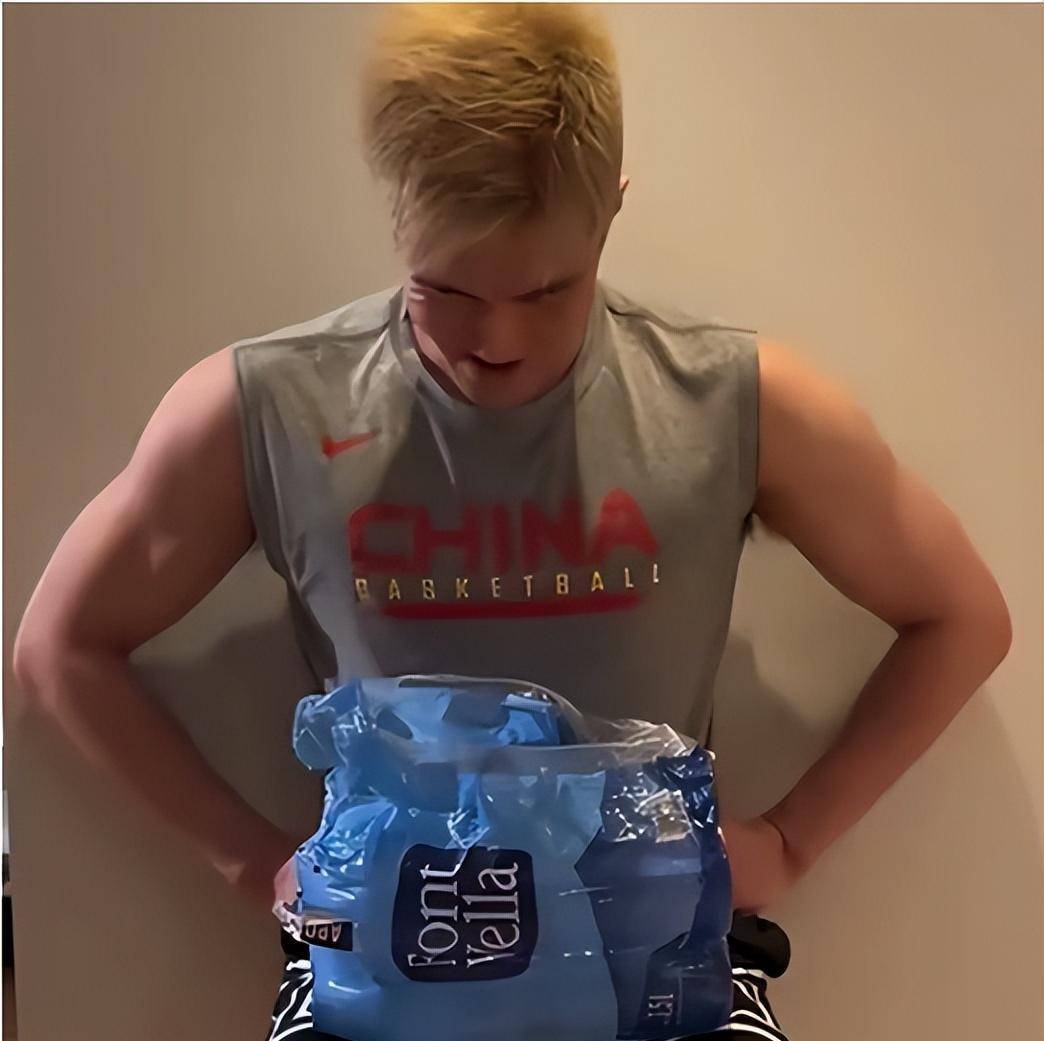 郭艾伦在比赛中展现出色技术,赢得粉丝喝彩的简单介绍 郭艾伦在比赛中展现出色技术,赢得粉丝喝彩的简单介绍