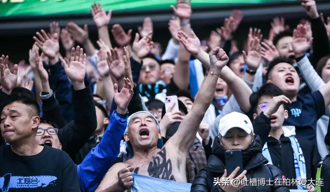 开云体育平台APP-新赛季足球比赛引来大批球迷观战