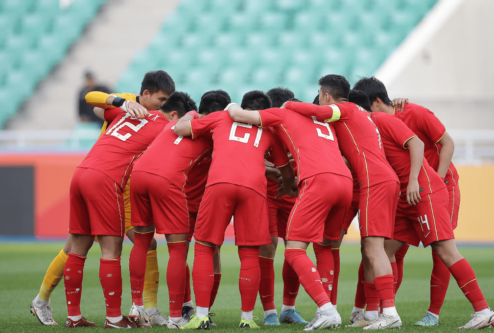 新赛季足球比赛引来大批球迷观战