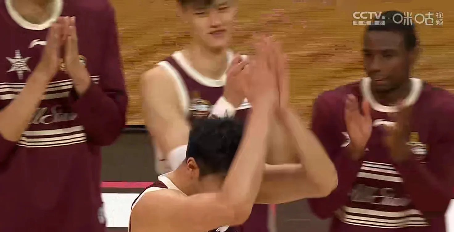 比赛场面紧张,球员心态考验大 比赛场面紧张,球员心态考验大