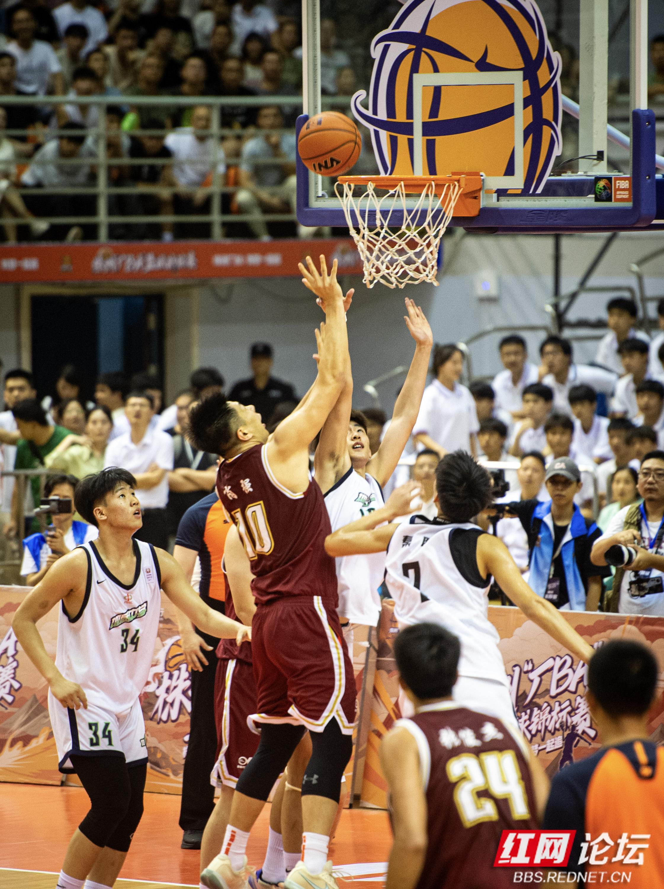 精彩绝伦的篮球盛事，球迷们沸腾着为球队呐喊的简单介绍