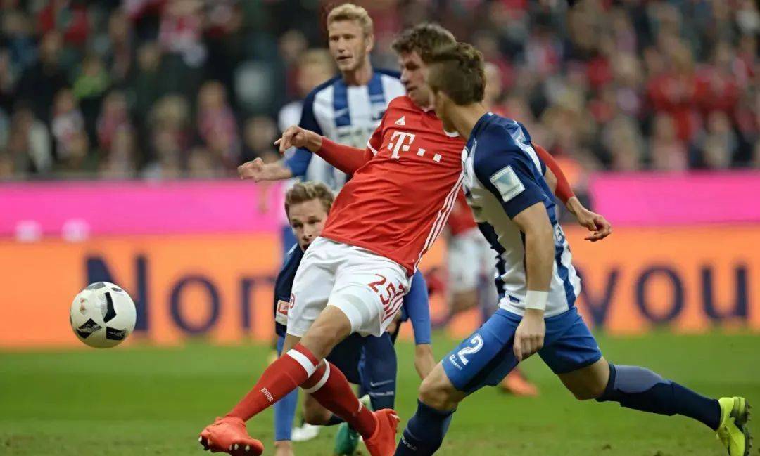 包含柏林赫塔客场大胜，重返联赛前列的词条