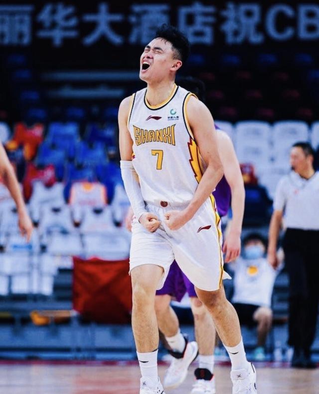 两支劲旅将在绿茵场上进行生死对决,赛果难料! 两支劲旅将在绿茵场上进行生死对决,赛果难料!