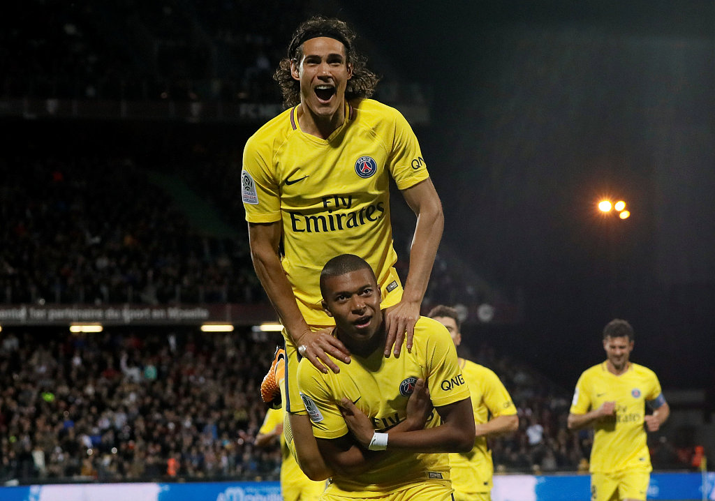 包含斯特拉斯堡客场逆转，夺得关键胜利的词条