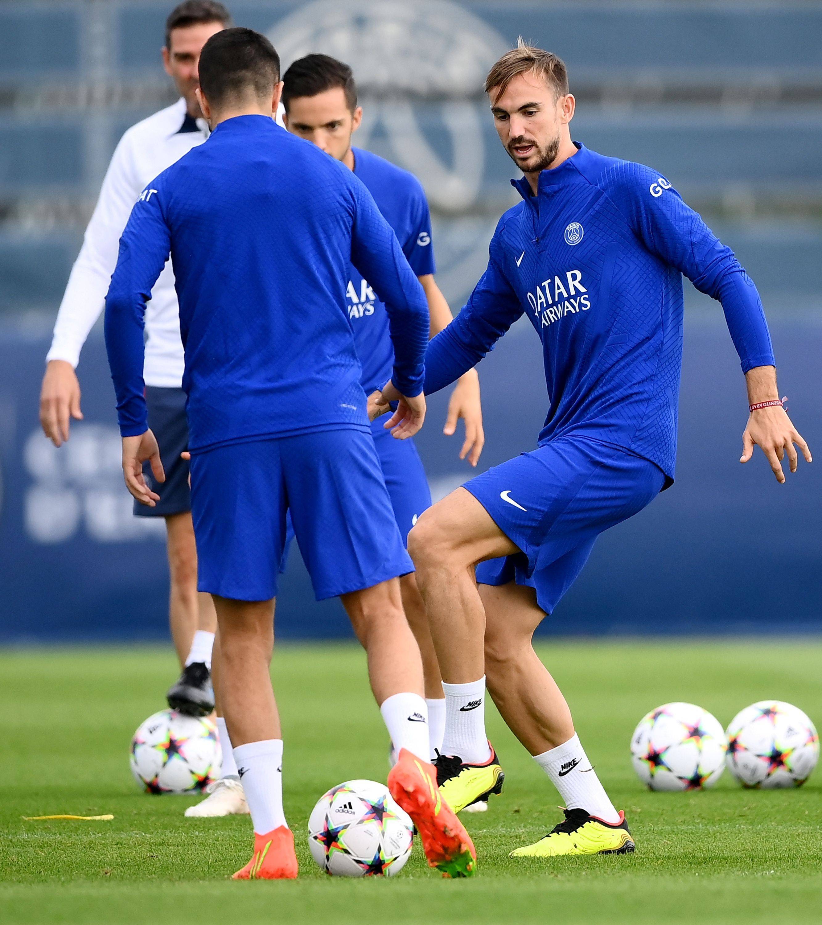 包含巴黎圣日耳曼球迷抗议欧冠裁判判罚的词条