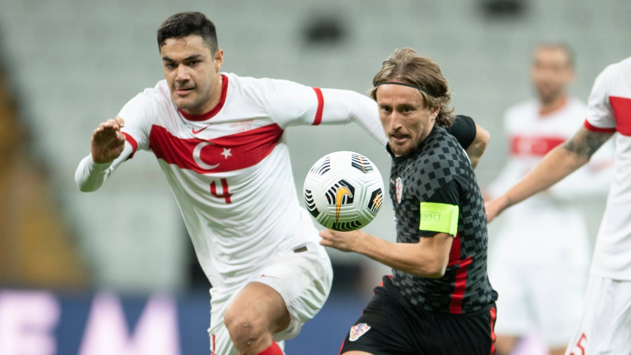 欧预赛比赛中球员们凭借实力收获胜利果实 欧预赛比赛中球员们凭借实力收获胜利果实