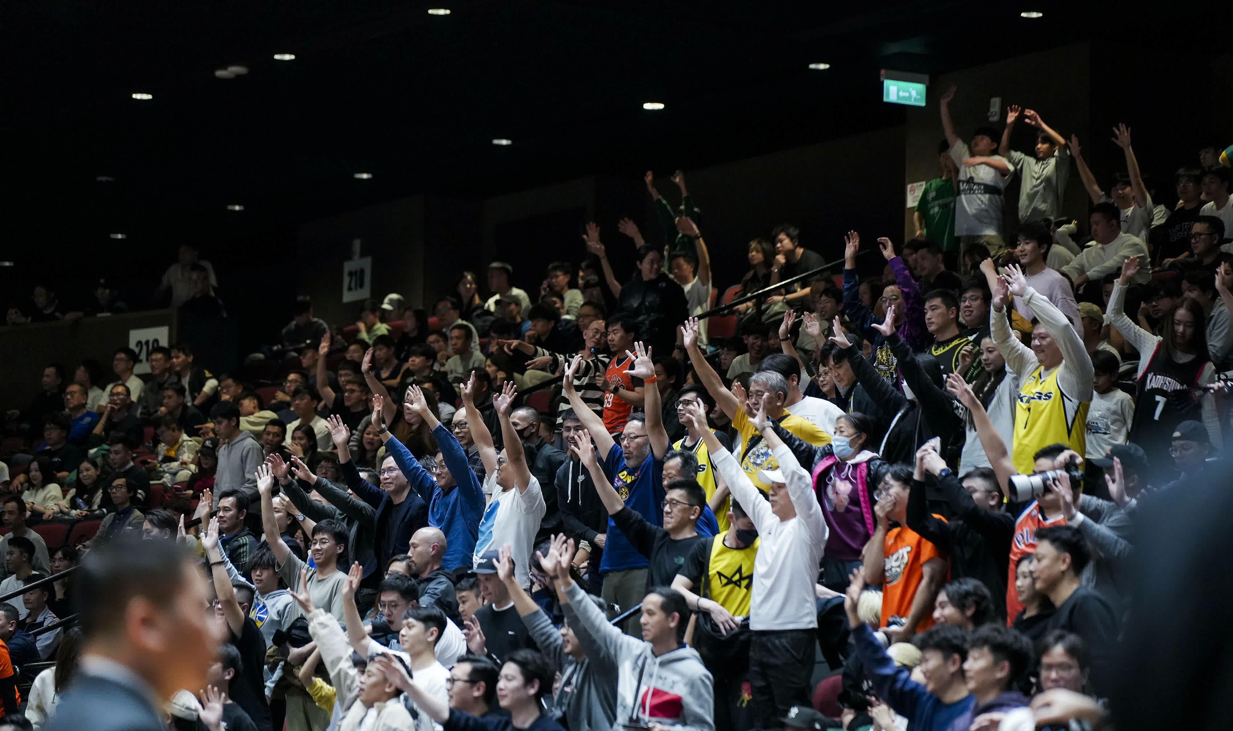 开云体育中国-球场上篮球热潮不断，球员们的激情演出让人惊叹的简单介绍