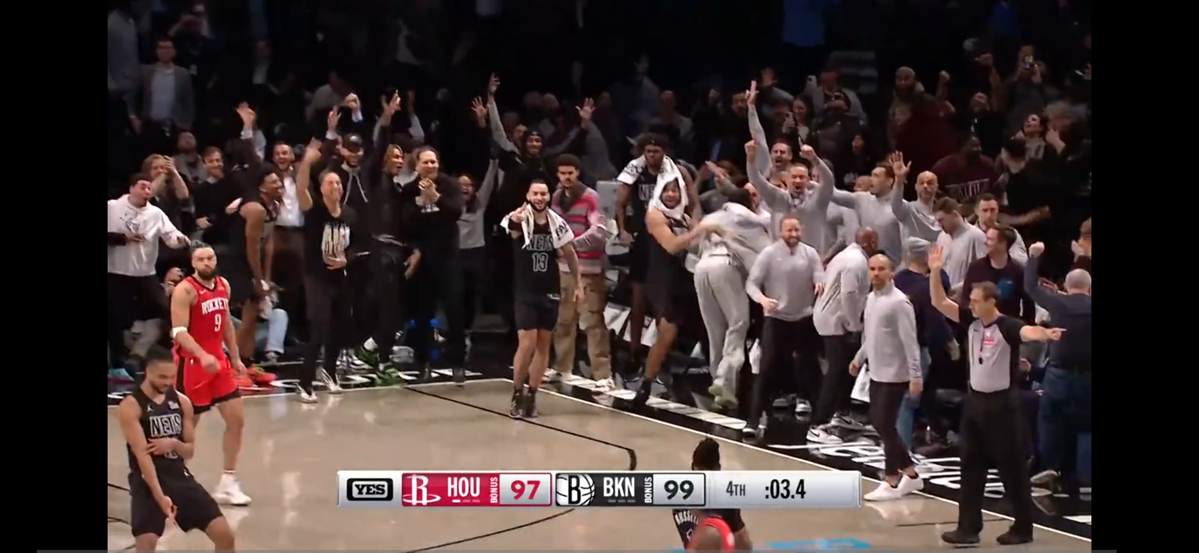 球场上篮球热潮不断，球员们的激情演出让人惊叹的简单介绍