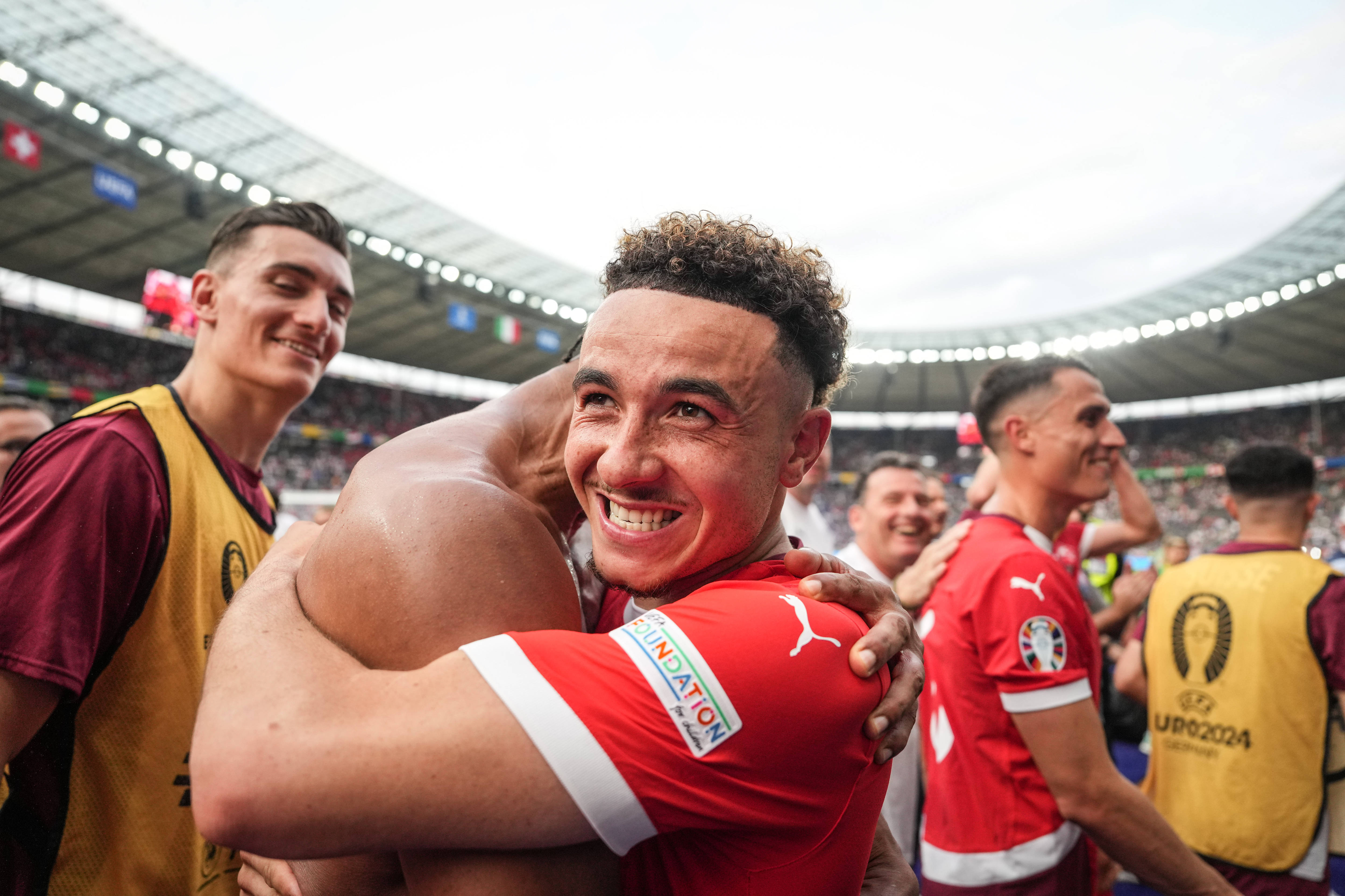 开云体育官网-山地自行车赛中，意大利选手突围夺冠