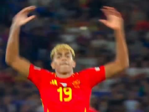 西班牙比大胜，梅开二度晋级淘汰赛