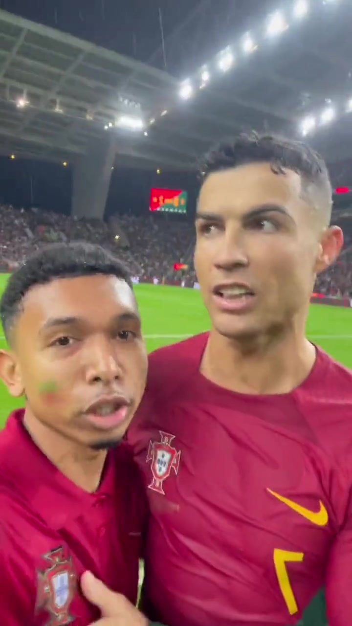 惊险刺激的足球比赛引发球迷疯狂欢呼 惊险刺激的足球比赛引发球迷疯狂欢呼