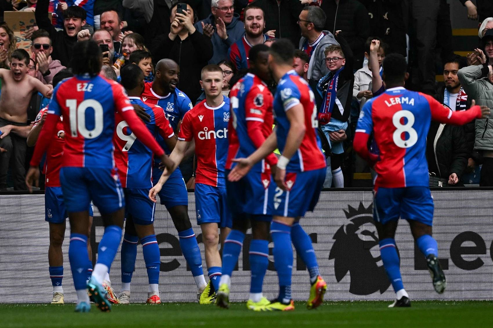 曼联主场大胜水晶宫,欧战资格势不可挡 曼联主场大胜水晶宫,欧战资格势不可挡