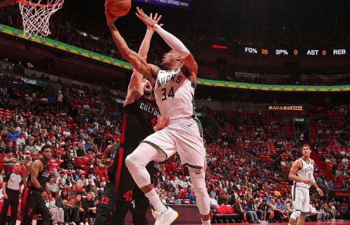 雄鹿淘汰活塞,字母哥轻松轰下41分 雄鹿淘汰活塞,字母哥轻松轰下41分