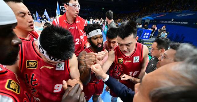 客场逆袭！球队惊险取得胜利