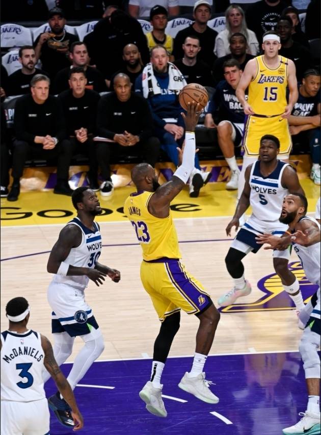 詹姆斯再砍40+，湖人全面碾压对手的简单介绍