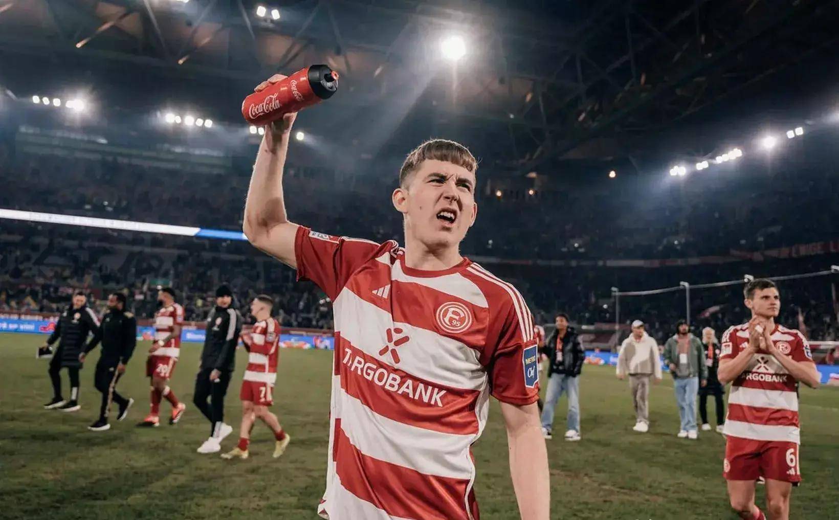 开云体育下载-汉堡球队稳住防线，顽强摆脱连败困境