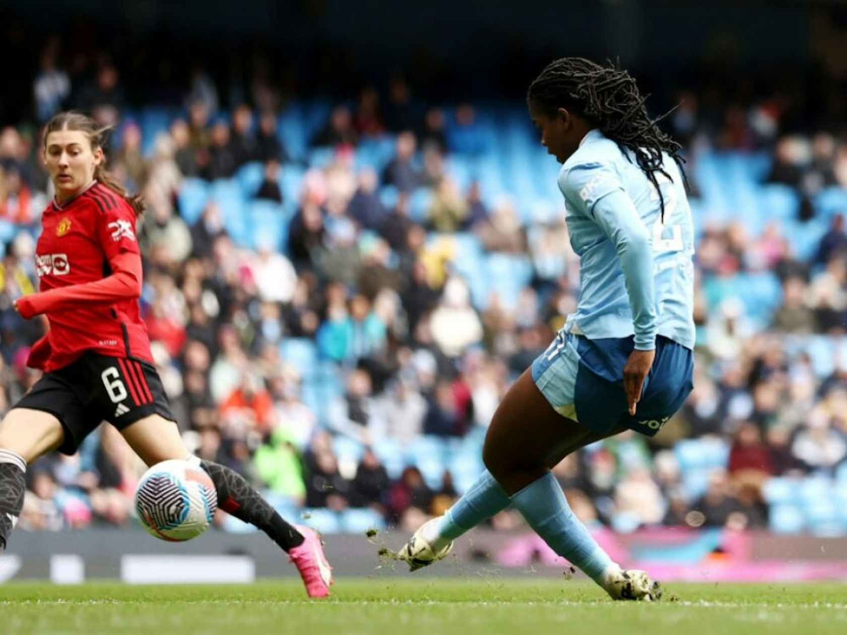 曼城后卫获得进球，协助球队取得胜利