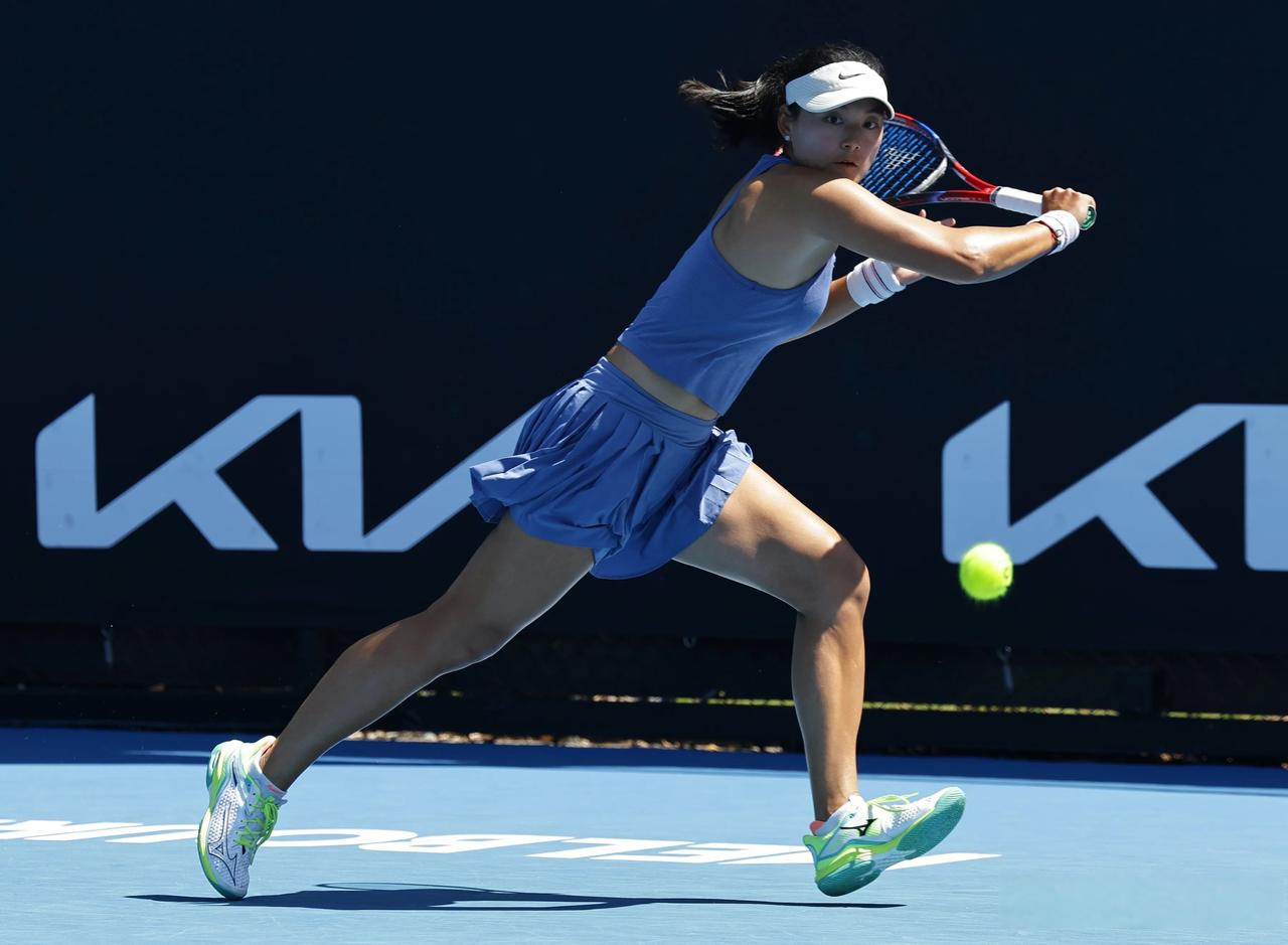 澳大利亚院校赢得女子600米接力的胜利