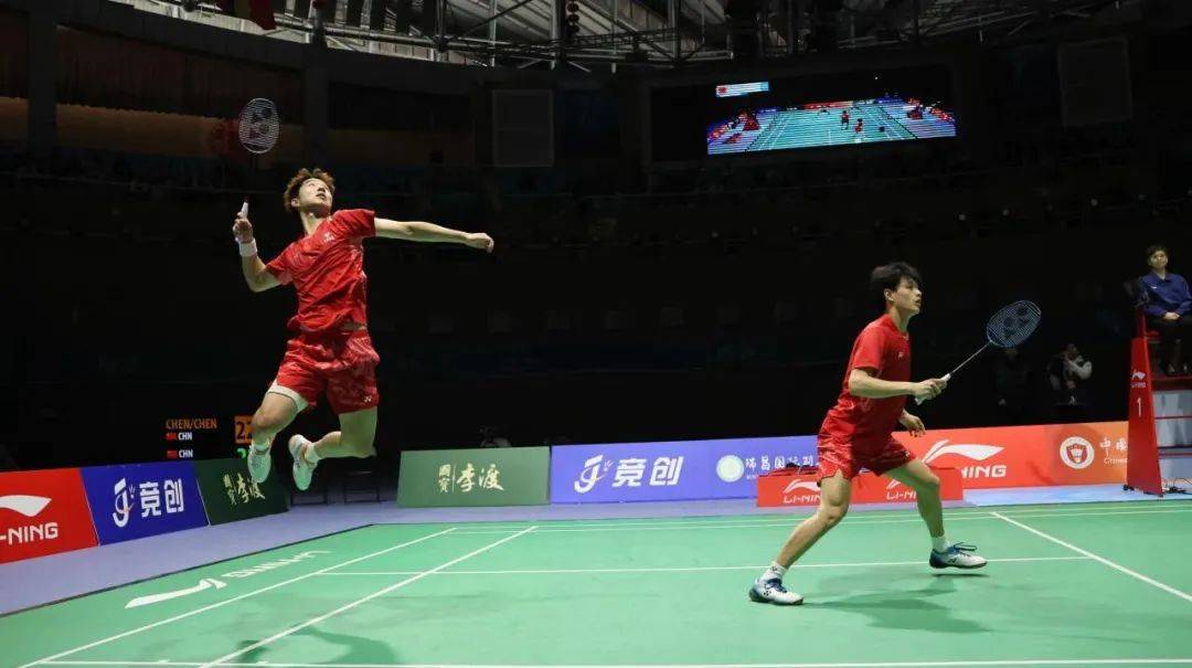 开云体育APP下载-咫尺荣耀拥抱，羽毛球选手再登巅峰