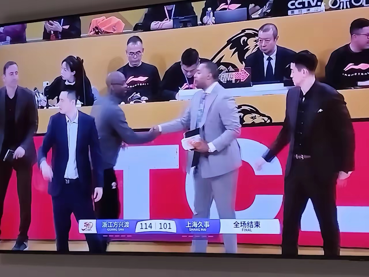 强强对话！豪门球队最后一场争夺联赛冠军