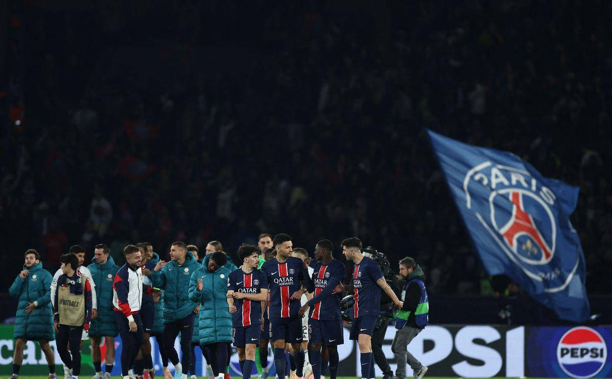 包含巴黎圣日尔曼主场大胜，继续领跑法甲的词条