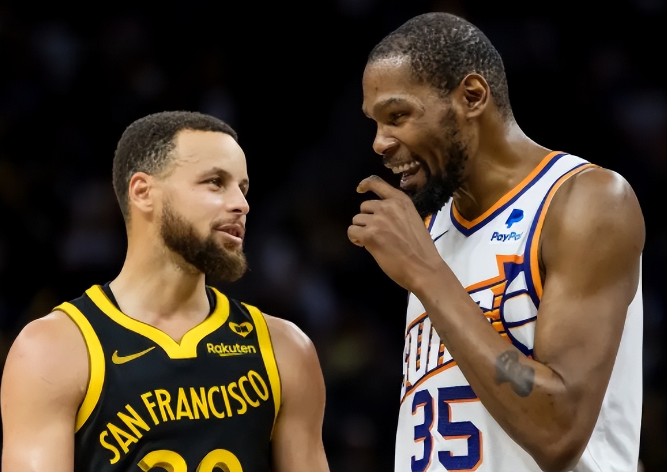 球员们在喜悦比赛中努力冲刺 球员们在喜悦比赛中努力冲刺