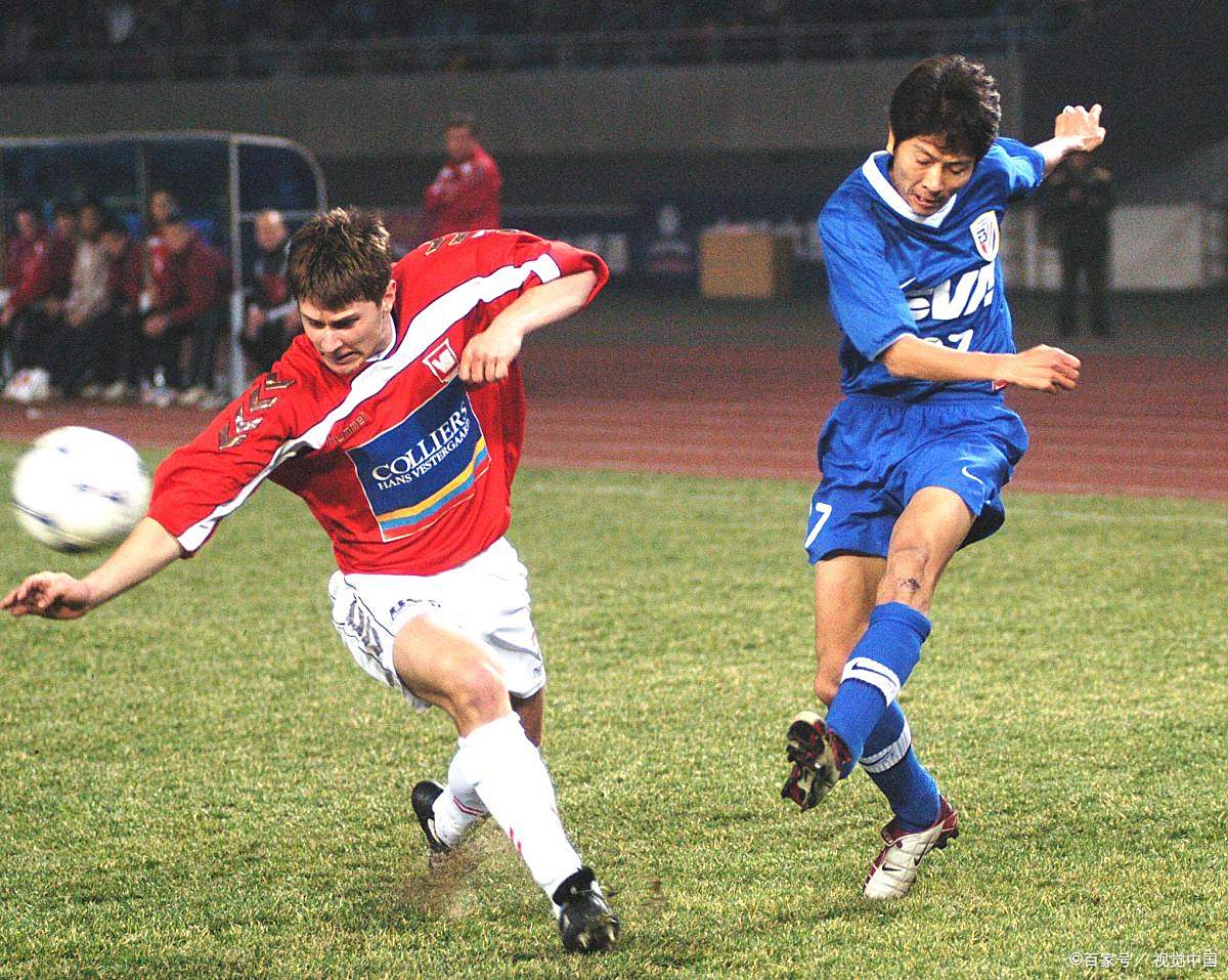 球员们在喜悦比赛中努力冲刺 球员们在喜悦比赛中努力冲刺