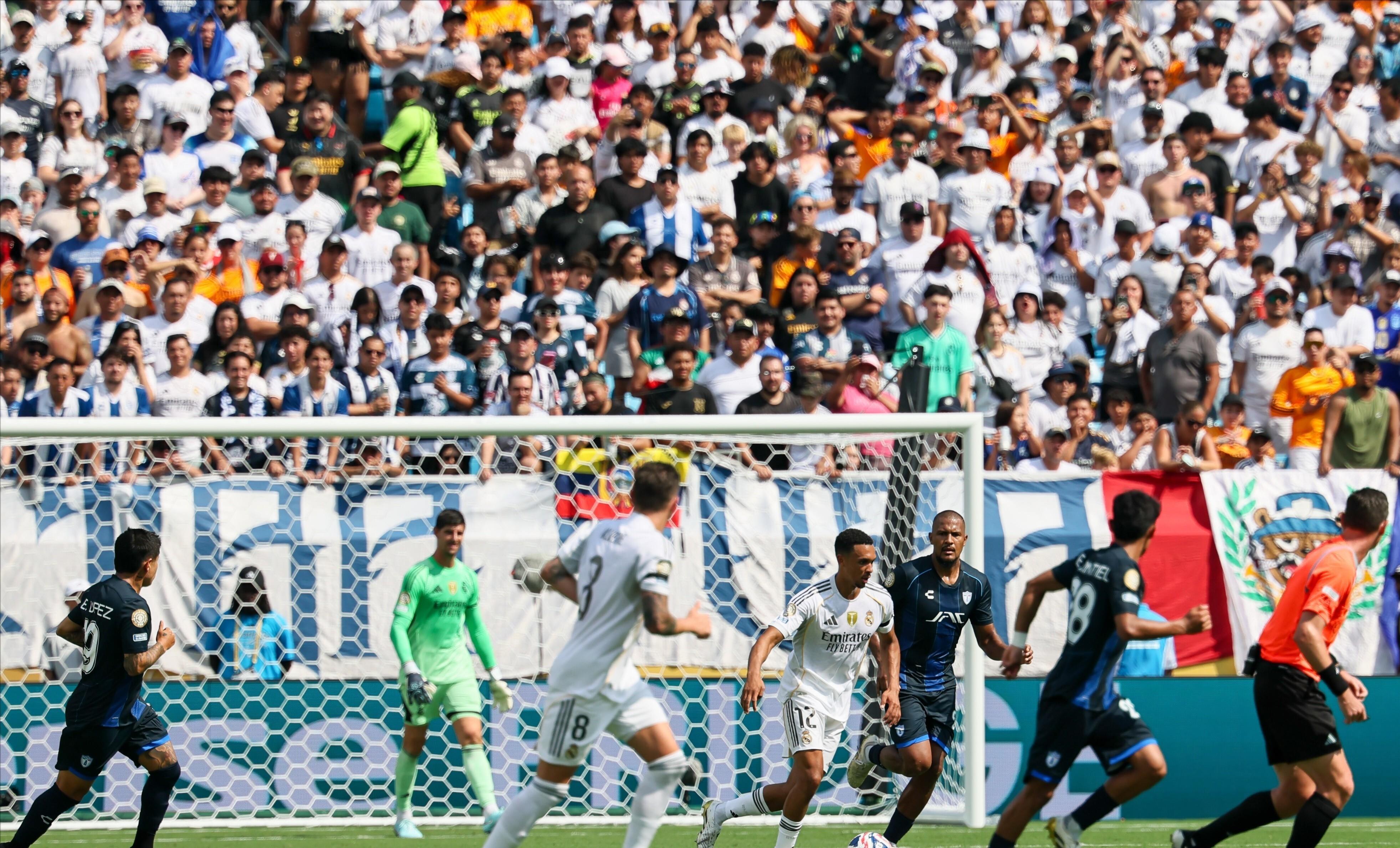 帕尔马球员连续获判点球,主罚擦横梁 帕尔马球员连续获判点球,主罚擦横梁