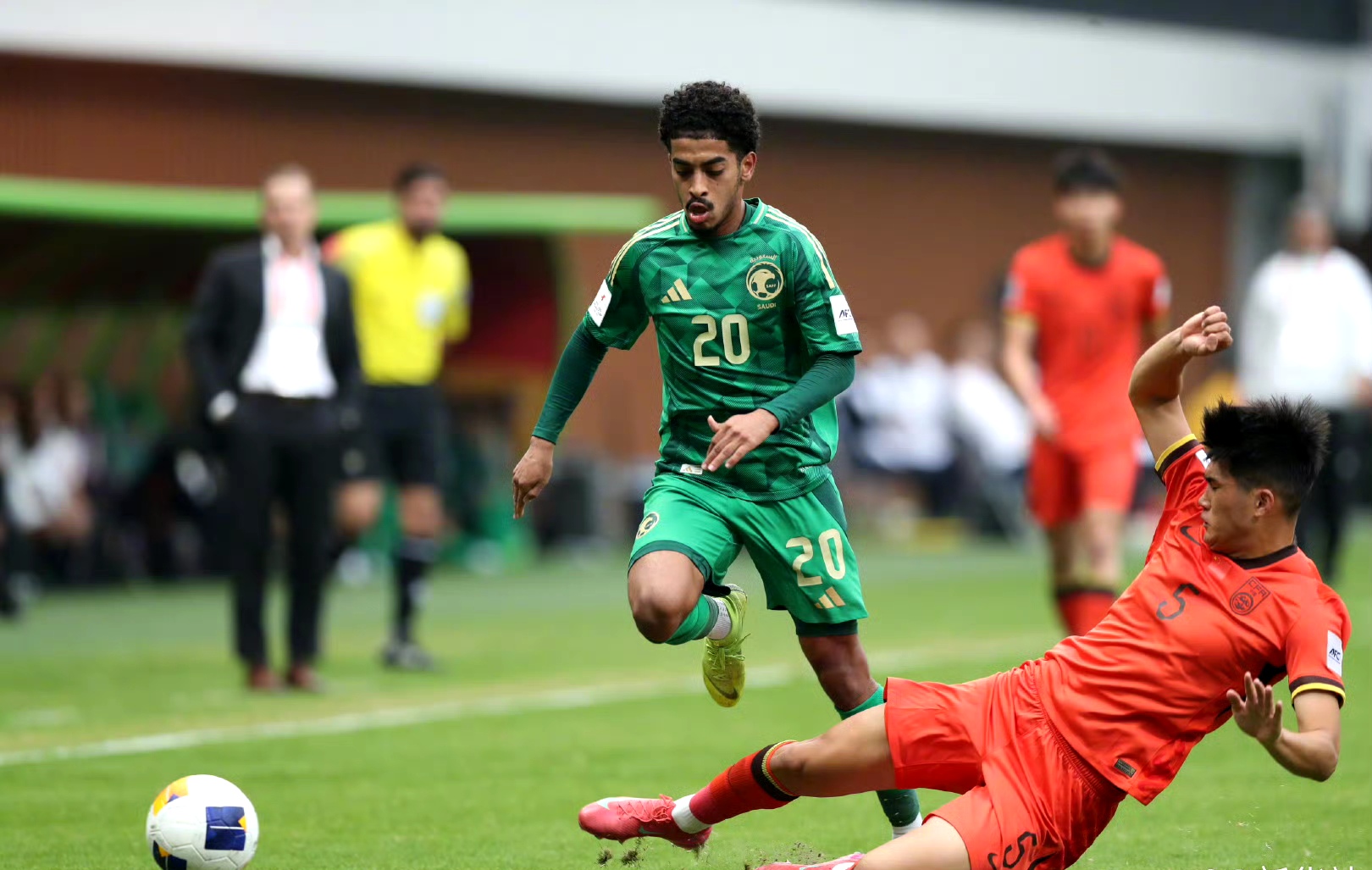 帕尔马球员连续获判点球,主罚擦横梁 帕尔马球员连续获判点球,主罚擦横梁