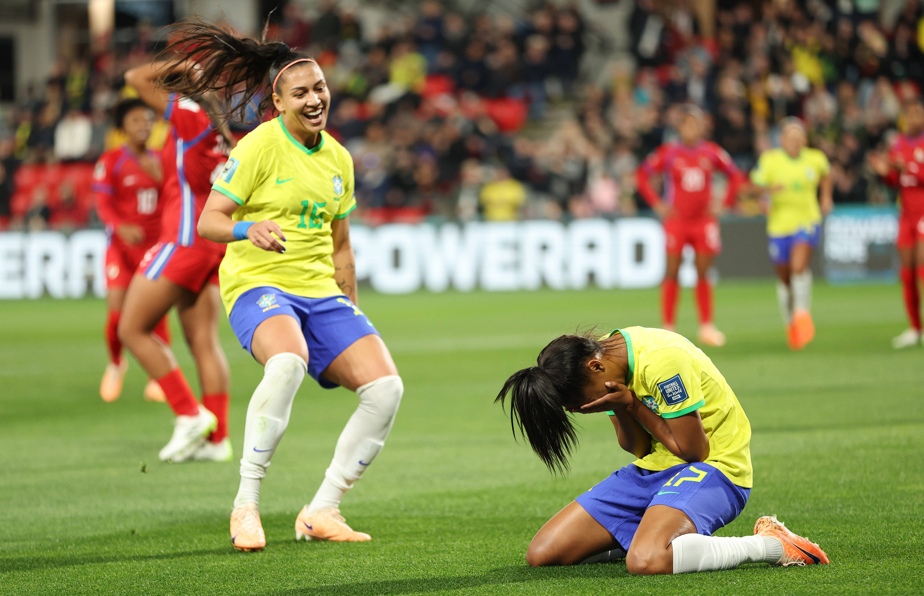 奥地利女足球员备战热身比赛,迎接挑战 奥地利女足球员备战热身比赛,迎接挑战