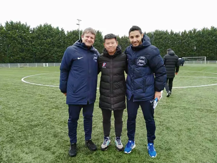 包含鲁昂足球俱乐部的新教练展现出色的词条