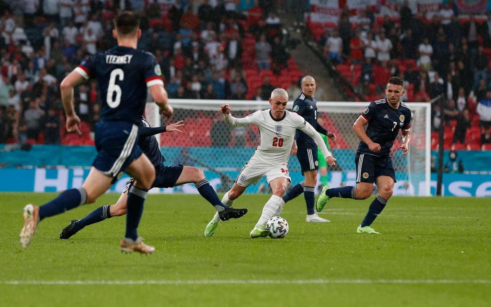 包含尼斯无缘欧战小组赛末轮0-1告负憾丢出线权的词条