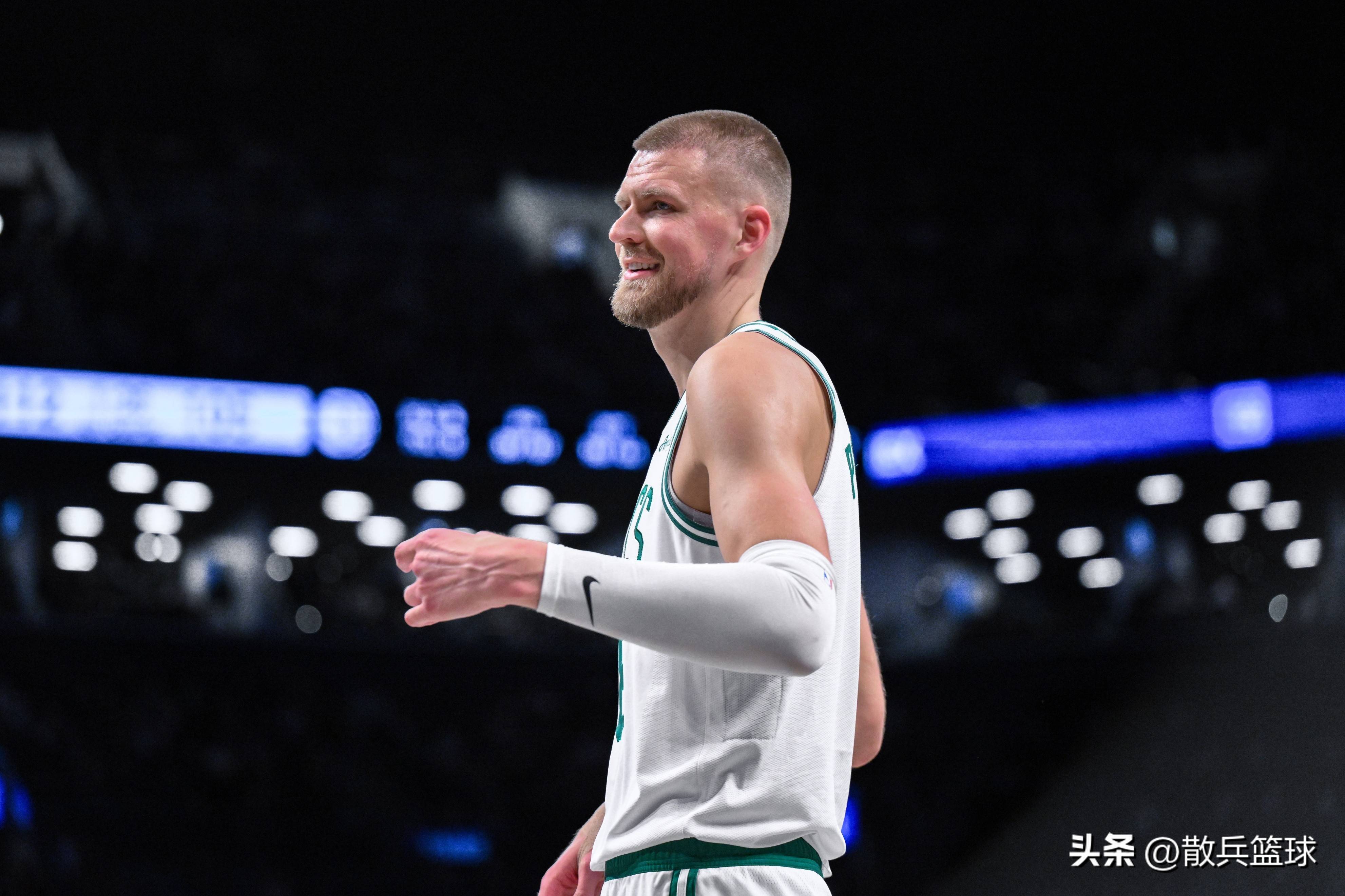 鹈鹕力克篮网，豪取胜利