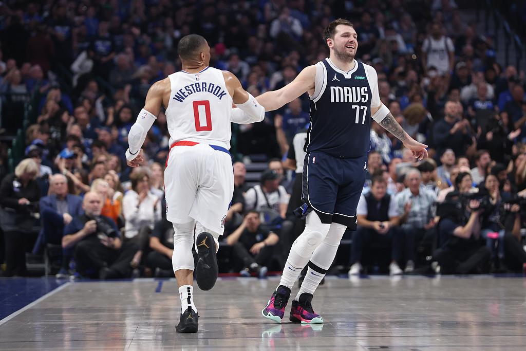 包含快船主场大胜独行侠！莱昂纳德37+点的词条