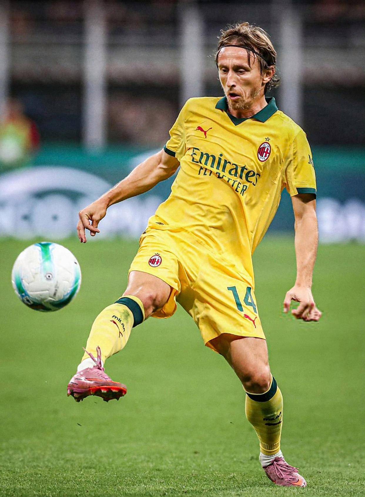 AC米兰主场击败对手，继续领跑